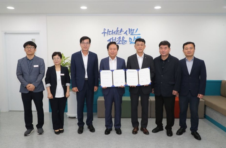 0912 안동시 - NH농협은행 외국인 계절근로자 금융지원 업무협약 체결 (1).JPG