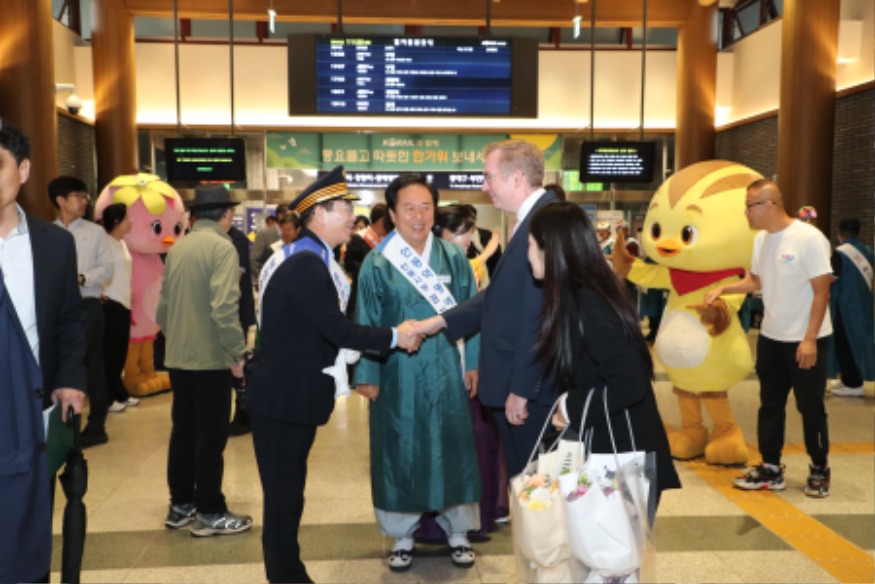1004 안동시, 추석 연휴 첫날 귀성객 환영 행사 열어 (3).JPG