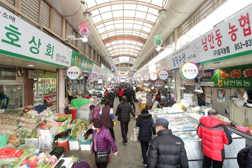 0129 안동시  2026년 ‘민생과 미래를 잇는 성장전략’ 가동 (1)-중앙신시장.jpg