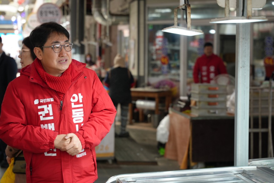 0225 권백신 안동시장 예비후보가 안동중앙신시장을 찾아 유권자들에게 인사를 하고 있다..JPG