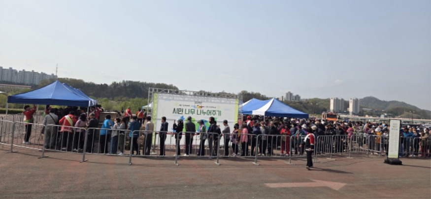 0326 안동시  제81회 식목일 기념 ‘시민 나무 나누어주기’ 행사 개최.jpg